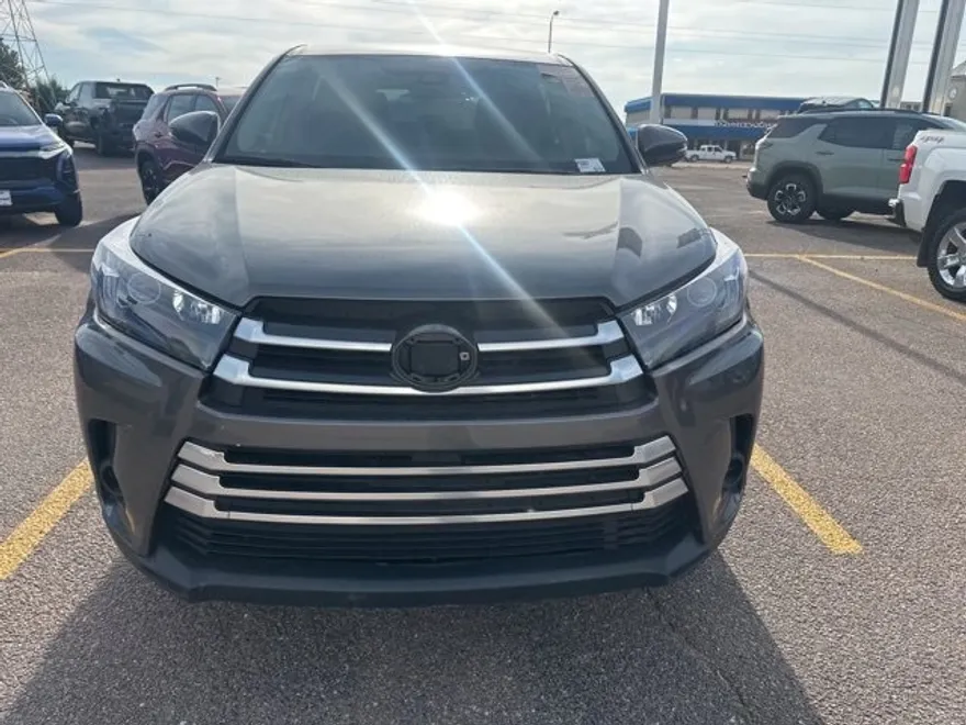2018 Toyota Highlander LE photo 1