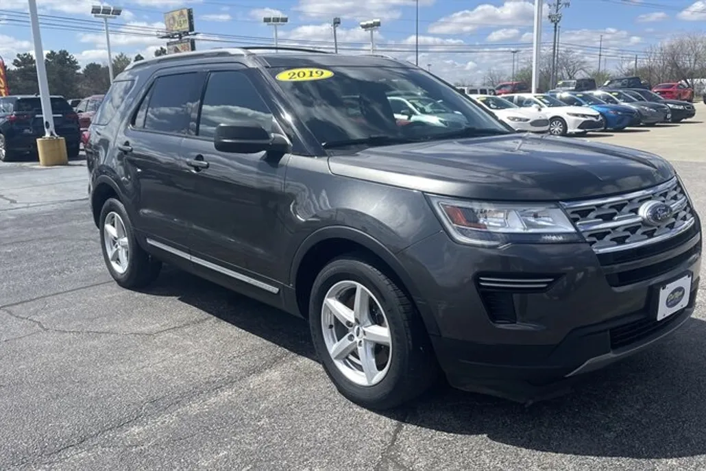 2019 Ford Explorer XLT photo 1