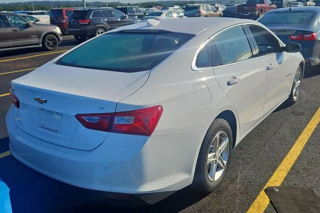 2024 Chevrolet Malibu 1LT photo 1