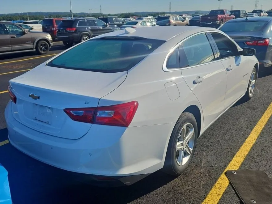 2024 Chevrolet Malibu 1LT photo 1