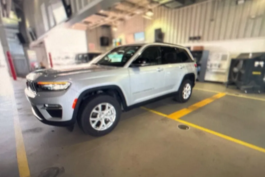 2023 Jeep Grand Cherokee Limited photo 1