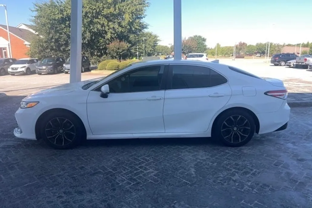 2021 Toyota Camry LE photo 1