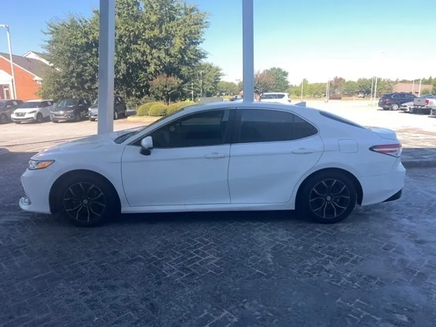 2021 Toyota Camry LE photo 1