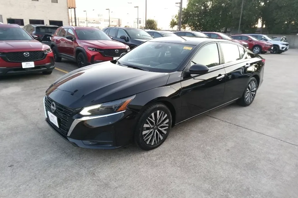 2024 Nissan Altima 2.5 SV photo 1