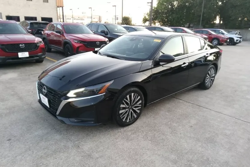 2024 Nissan Altima 2.5 SV photo 1