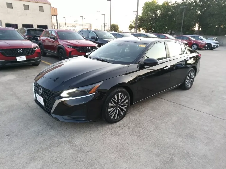 2024 Nissan Altima 2.5 SV photo 1