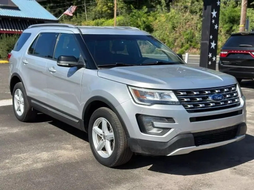 2016 Ford Explorer XLT Sport photo 1