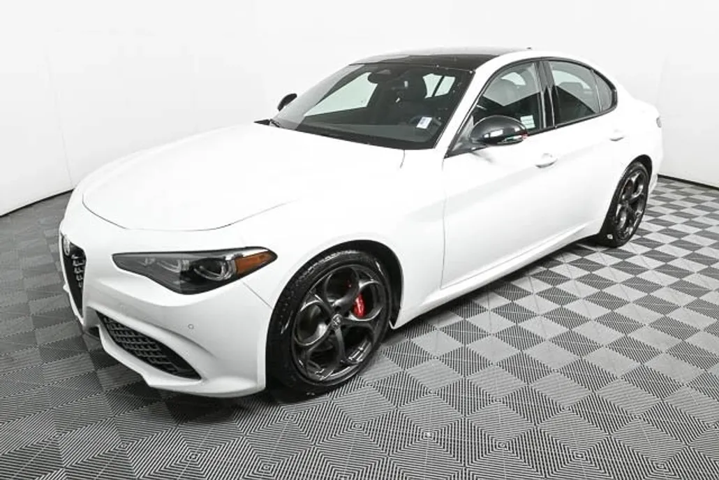 2025 Alfa Romeo Giulia photo 1