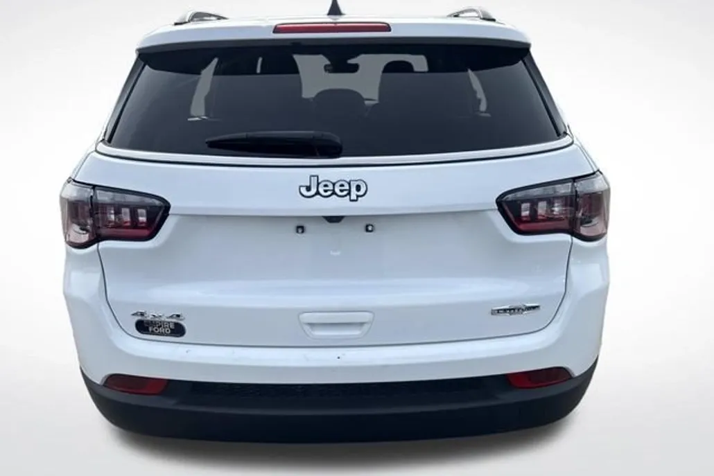 2024 Jeep Compass Latitude photo 1