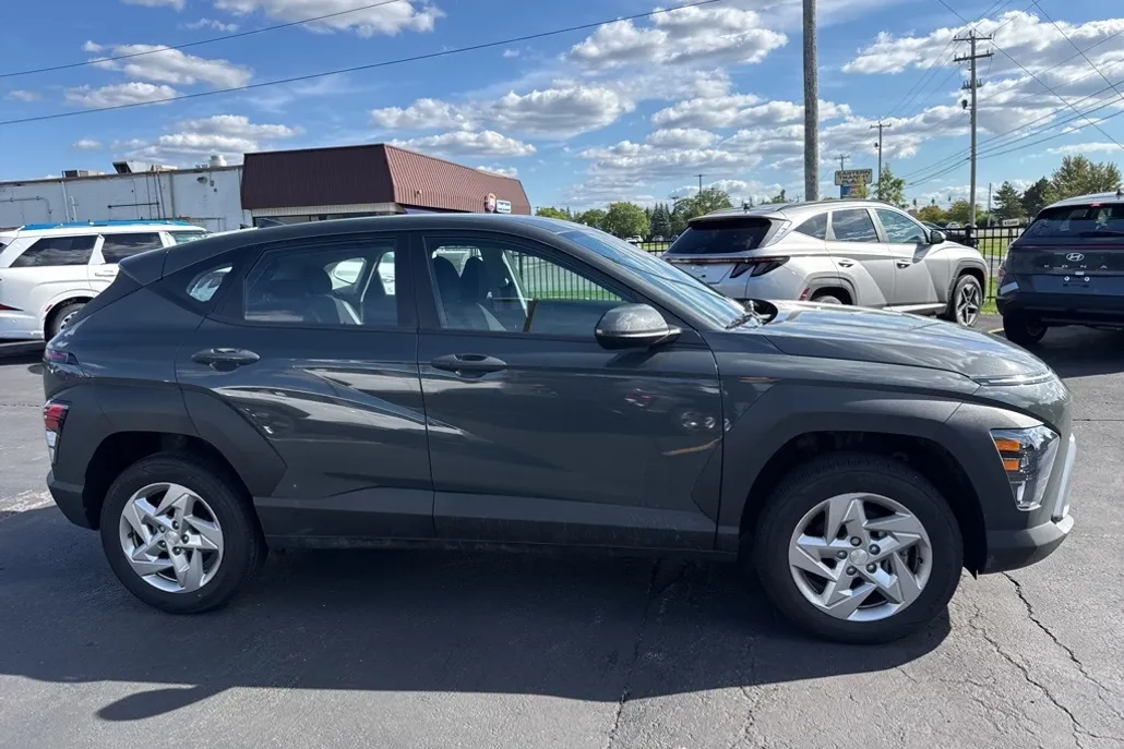 2024 Hyundai Kona SE photo 1