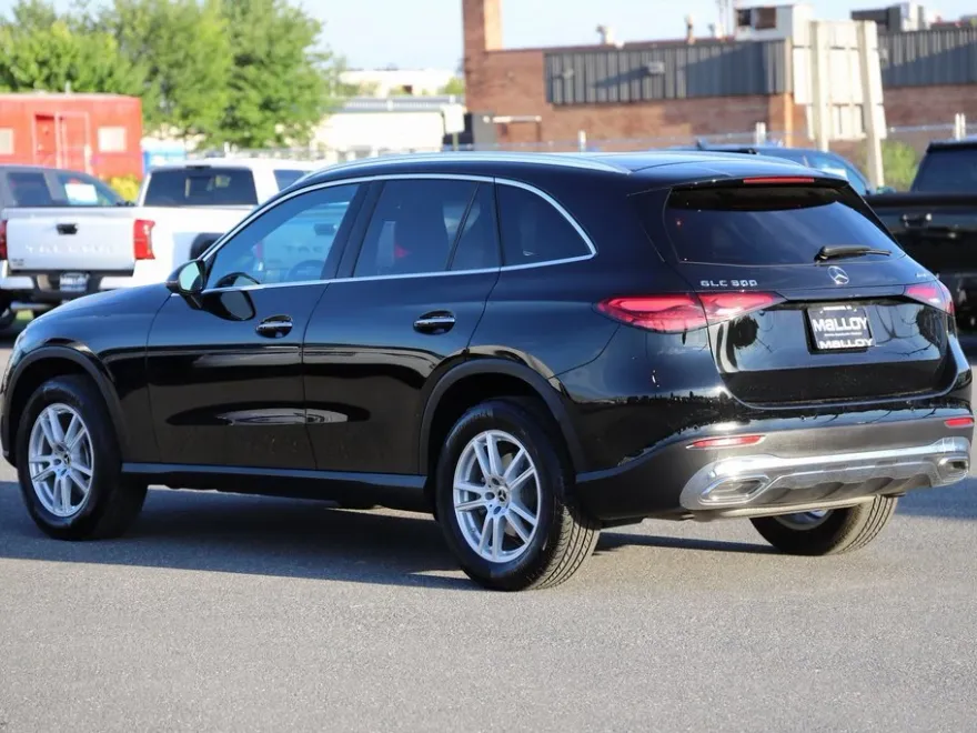 2025 Mercedes Benz GLC 300 4MATIC photo 1