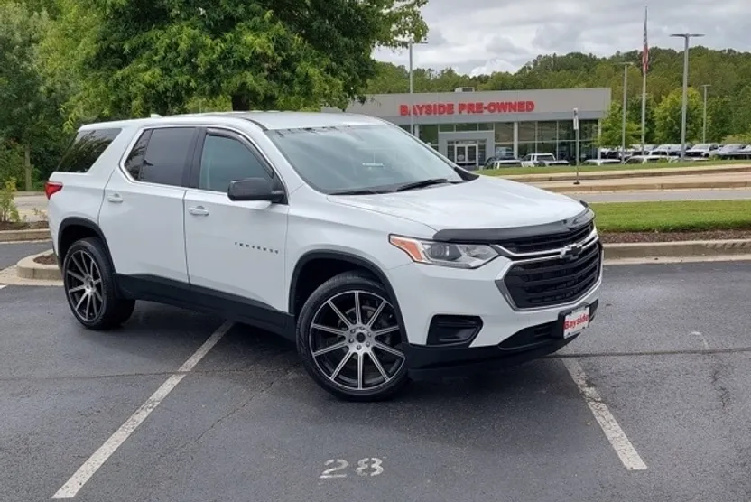 2021 Chevrolet Traverse LS photo 1