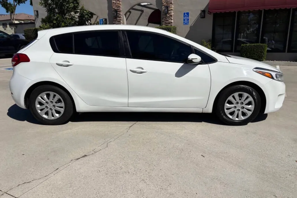2017 Kia Forte LX photo 1