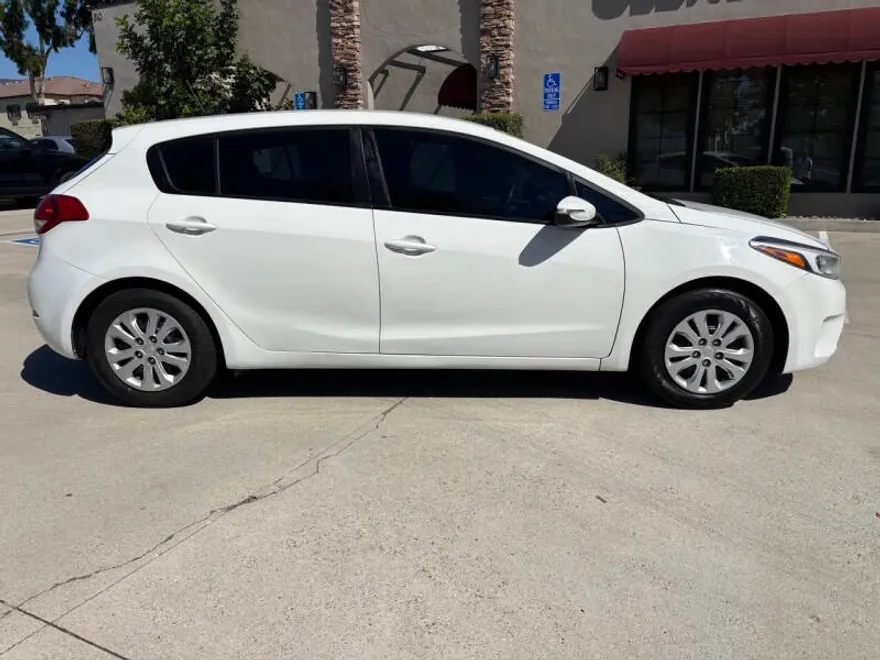 2017 Kia Forte LX photo 1