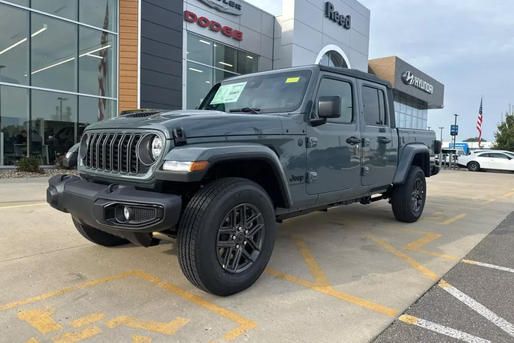 2025 Jeep Gladiator Sport S photo 1