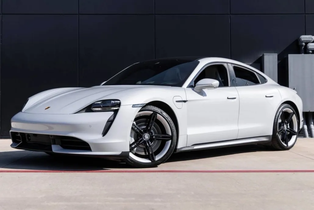 2022 Porsche Taycan Turbo photo 1