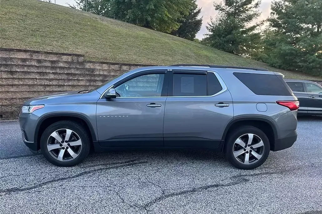 2021 Chevrolet Traverse Leather photo 1
