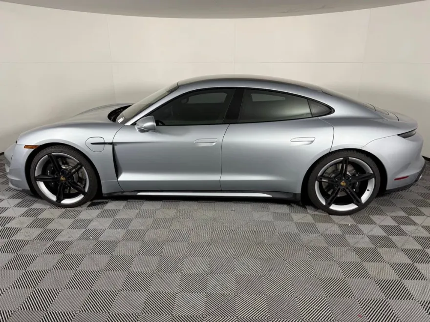 2022 Porsche Taycan Turbo photo 2