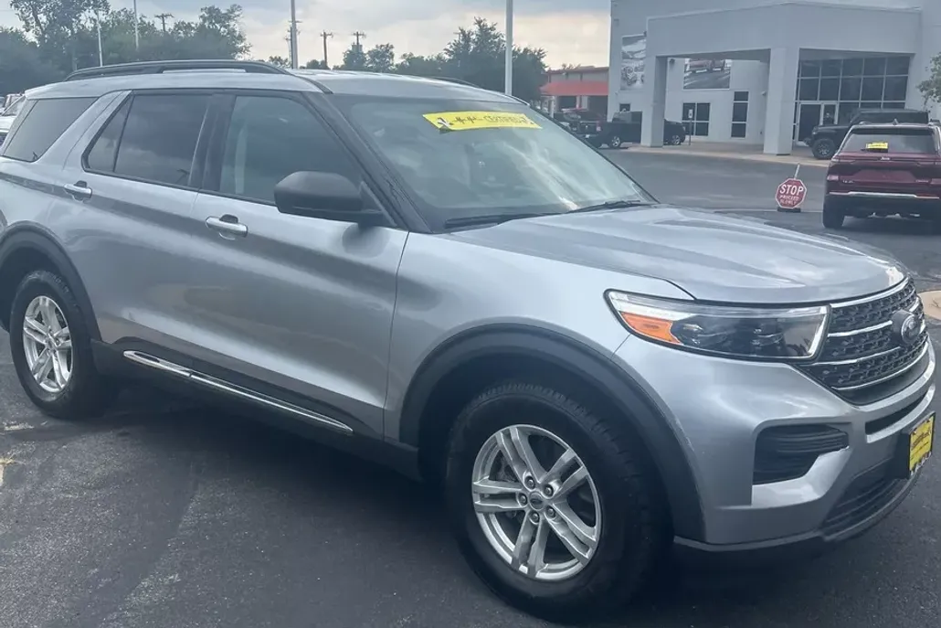2022 Ford Explorer XLT photo 1