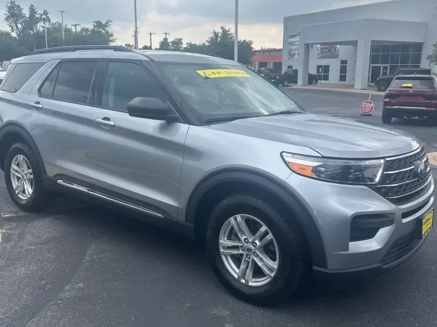 2022 Ford Explorer XLT photo 1