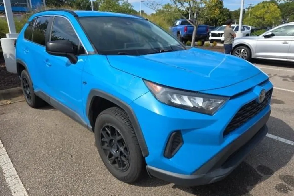2021 Toyota RAV4 LE photo 1