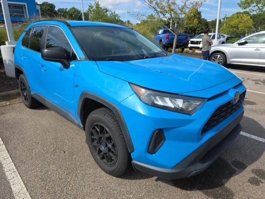2021 Toyota RAV4 LE photo 1