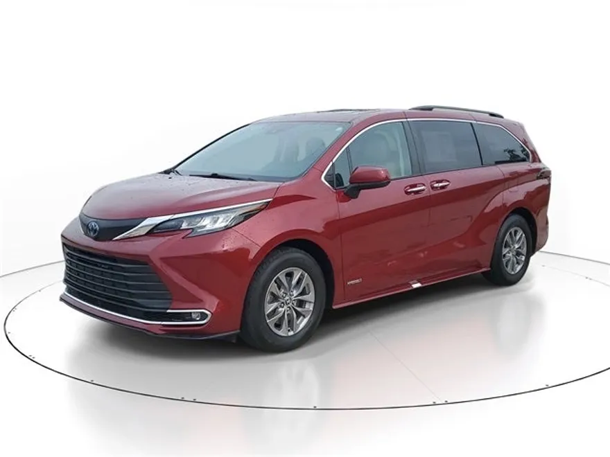 2021 Toyota Sienna XLE photo 1