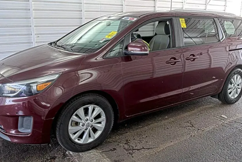 2017 Kia Sedona LX photo 1
