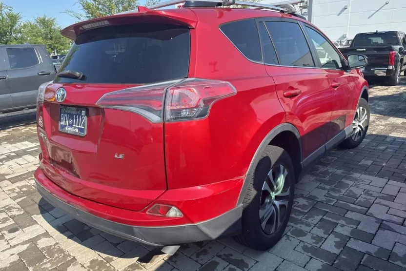 2016 Toyota RAV4 LE photo 1