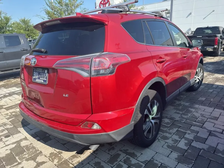 2016 Toyota RAV4 LE photo 1