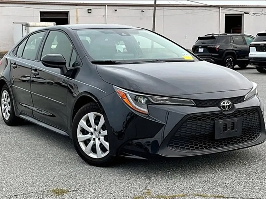 2022 Toyota Corolla LE photo 1