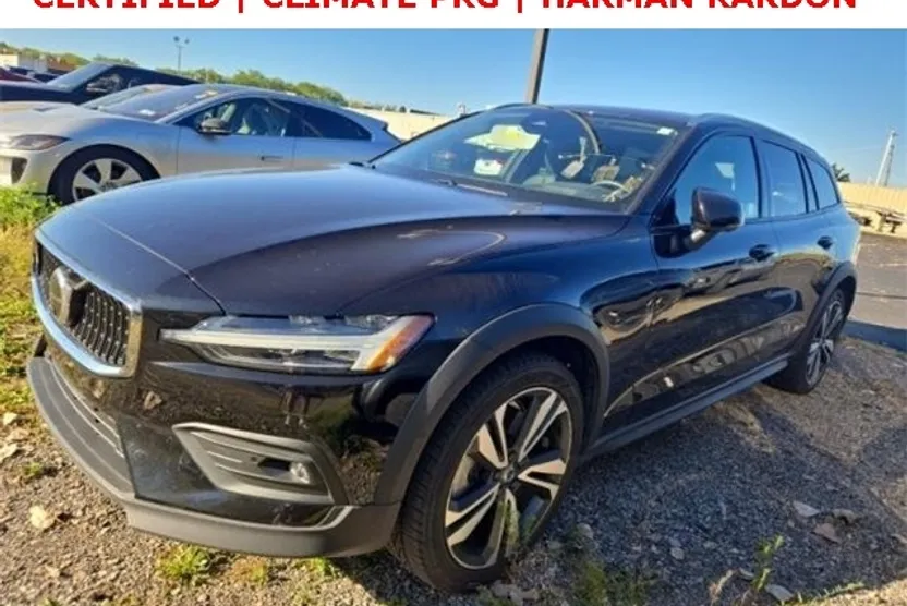 2023 Volvo V60 Cross Country B5 Plus photo 1