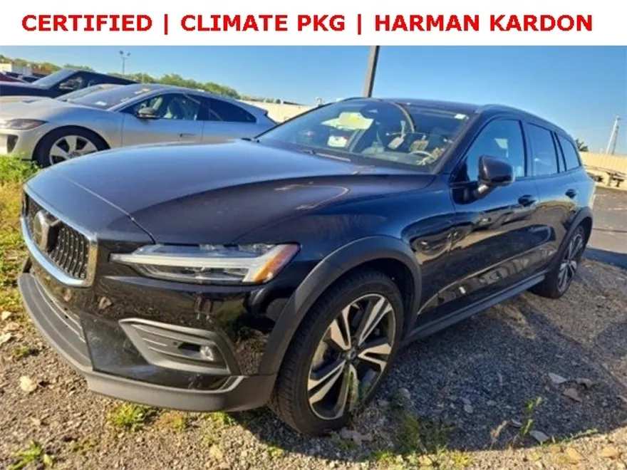 2023 Volvo V60 Cross Country B5 Plus photo 1