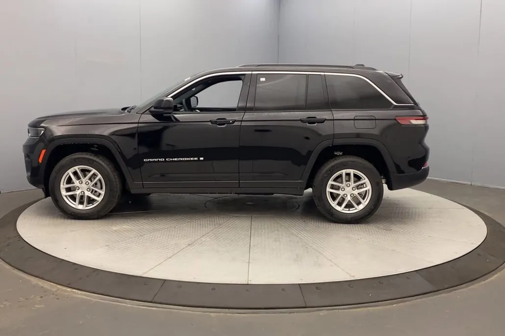 2025 Jeep Grand Cherokee Laredo photo 1