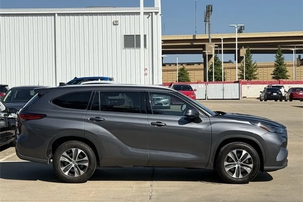2022 Toyota Highlander XLE photo 1
