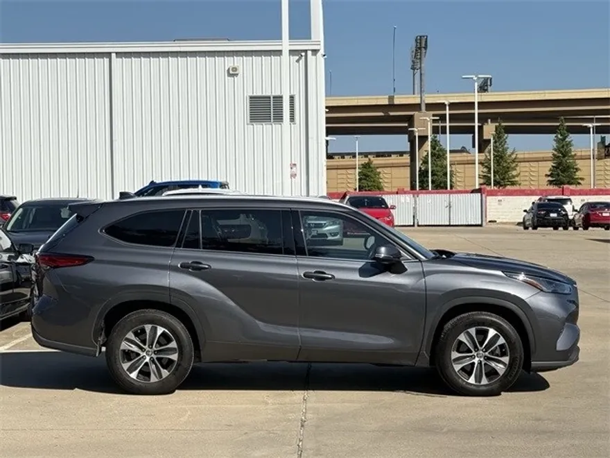 2022 Toyota Highlander XLE photo 1
