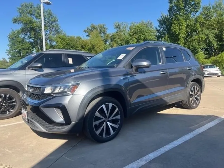2022 Volkswagen Taos SE photo 1