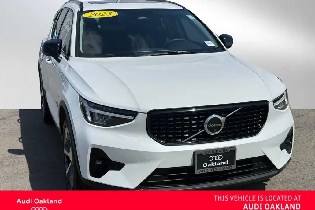 2023 Volvo XC40 Plus photo 1
