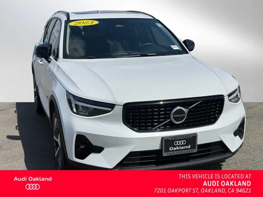 2023 Volvo XC40 Plus photo 1