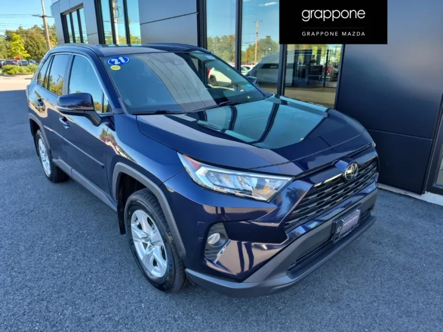 2021 Toyota RAV4 XLE photo 1