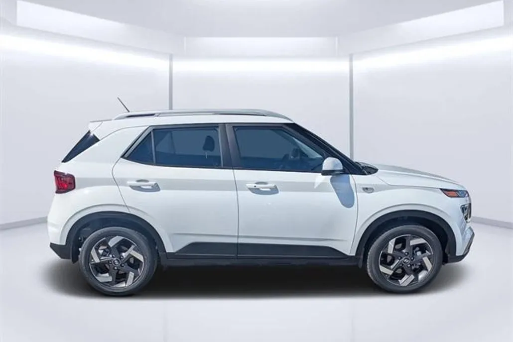 2025 Hyundai Venue SEL photo 1