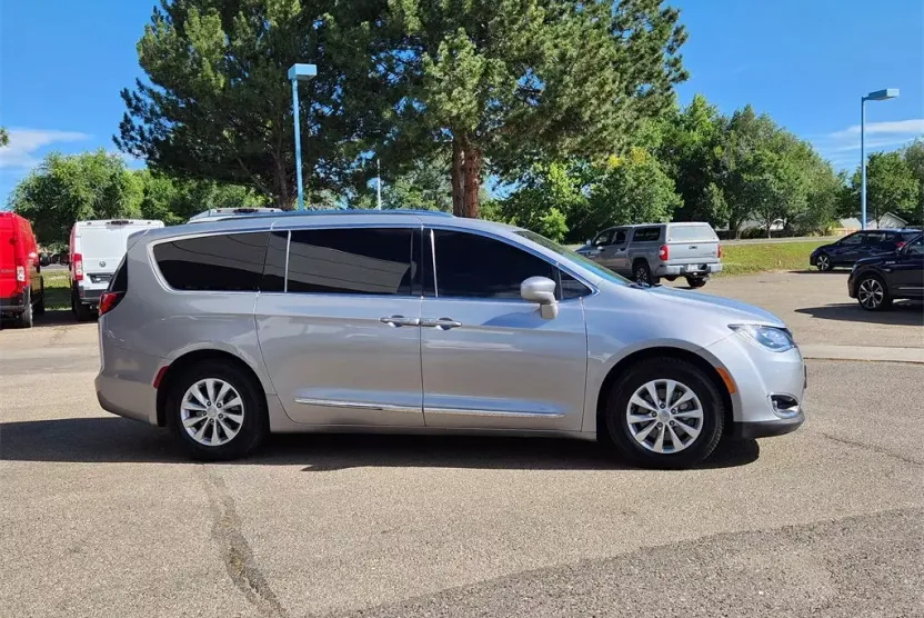 2018 Chrysler Pacifica Touring L photo 1