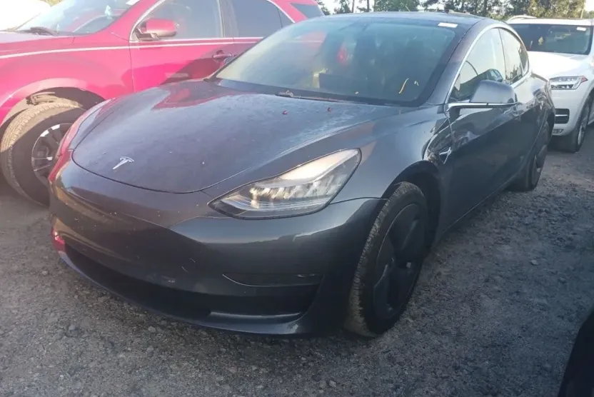 2020 Tesla Model 3 Standard Range Plus photo 1
