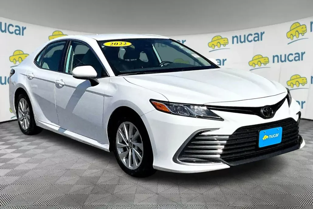 2022 Toyota Camry LE photo 1
