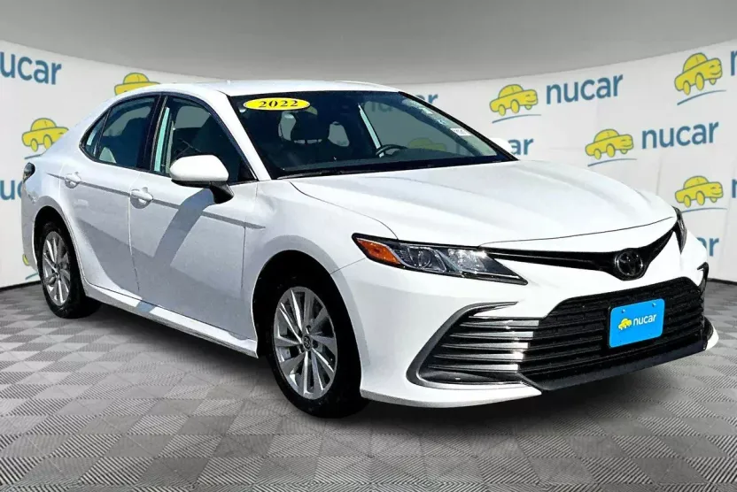 2022 Toyota Camry LE photo 1