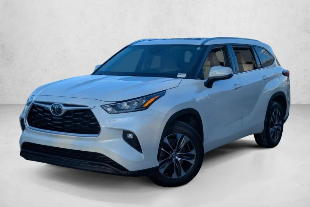 2020 Toyota Highlander XLE photo 1