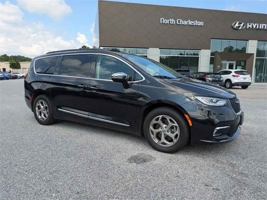 2023 Chrysler Pacifica Limited photo 1