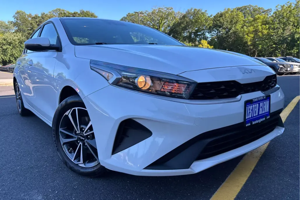 2023 Kia Forte LXS photo 1