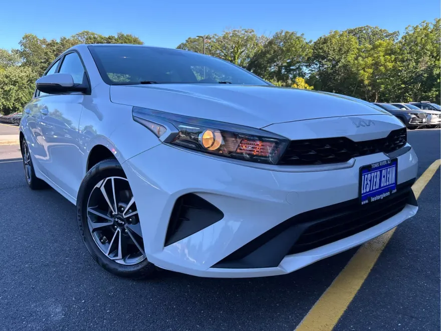 2023 Kia Forte LXS photo 1