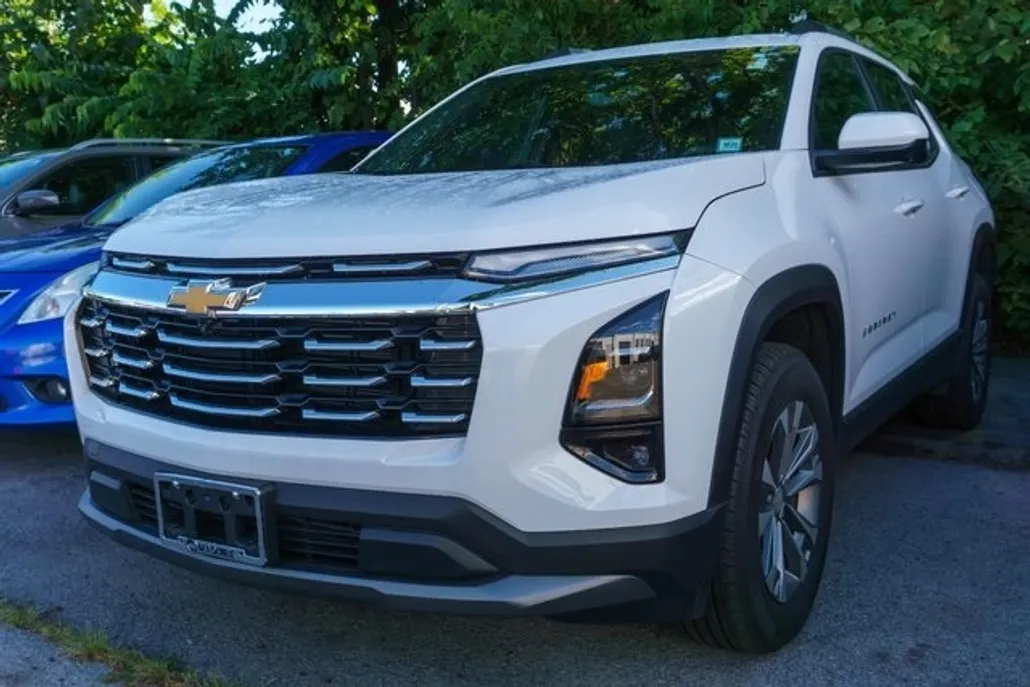 2025 Chevrolet Equinox LT photo 1